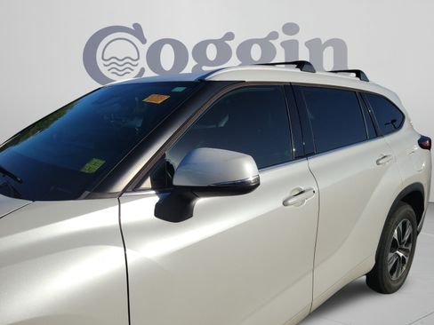 Used 2022 Toyota Highlander XLE FWD image 10
