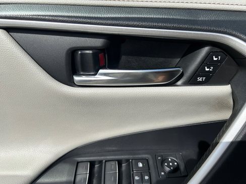 Used 2022 Toyota RAV4 Limited image 32