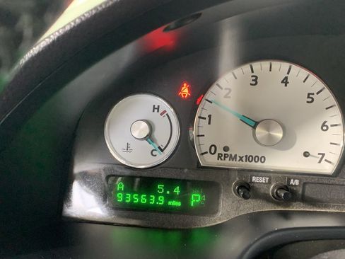 Used 2004 Ford Thunderbird image 23