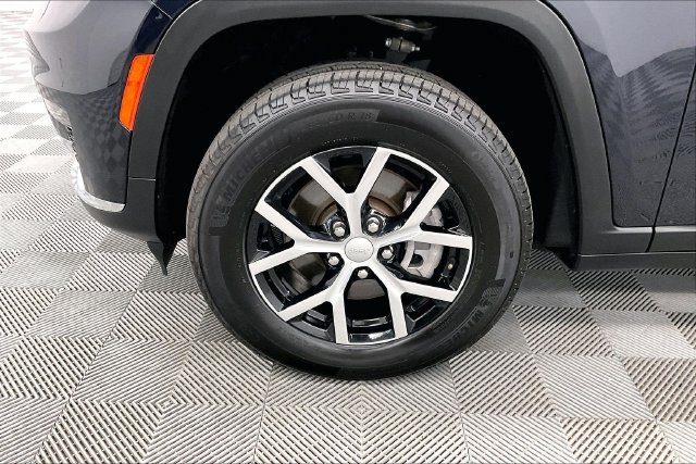 Used 2023 Jeep Grand Cherokee L Limited AWD/4WD image 9