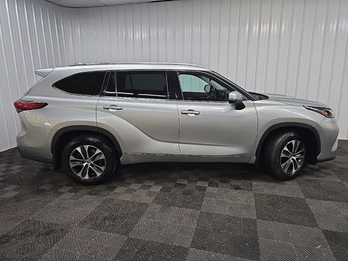 Used 2020 Toyota Highlander XLE AWD/4WD image 2