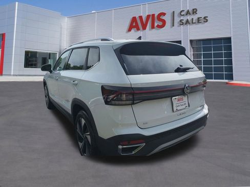 Used 2025 Volkswagen Taos SE AWD/4WD image 9