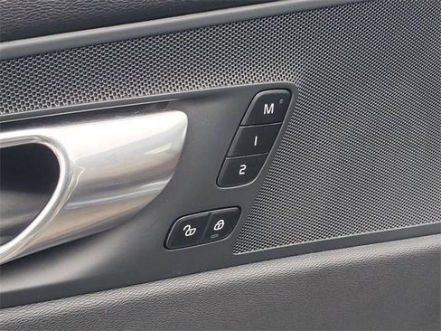 Certified 2023 Volvo XC60 B5 Plus image 10