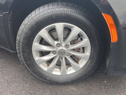 Used 2017 Chrysler Pacifica Touring-L image 36