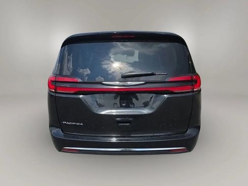 Used 2023 Chrysler Pacifica Touring-L FWD image 8
