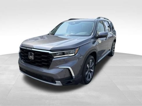 Certified 2025 Honda Pilot Touring image 4