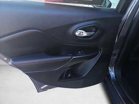 Used 2022 Jeep Cherokee Trailhawk image 10