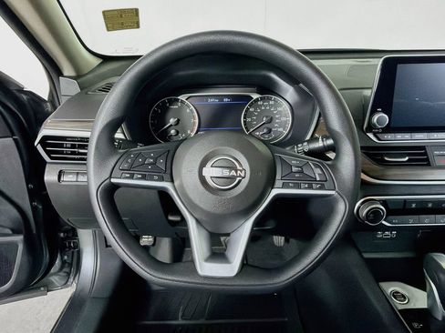 Used 2025 Nissan Altima 2.5 SV FWD image 13