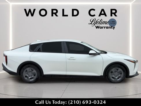 New 2025 Kia K4 LX image 1