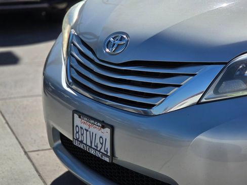 Used 2017 Toyota Sienna Limited Premium image 9