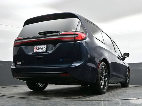 Used 2023 Chrysler Pacifica Limited w/ S Appearance Package FWD image 38