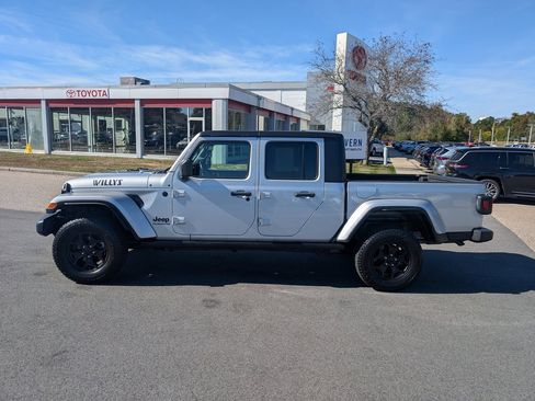Used 2022 Jeep Gladiator Willys image 2