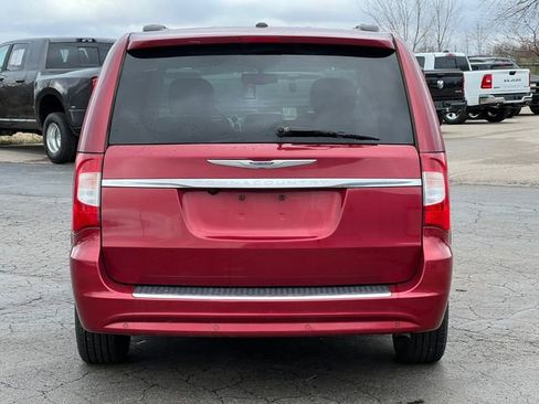 Used 2016 Chrysler Town & Country Touring-L image 14