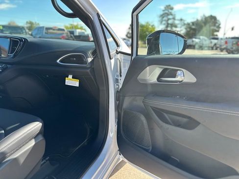 New 2025 Chrysler Pacifica Select image 9