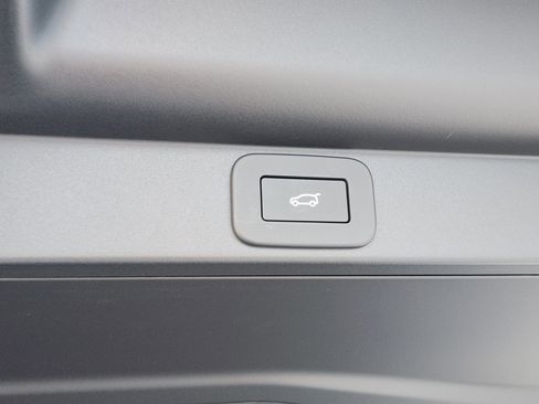 New 2025 Land Rover Range Rover SE image 35