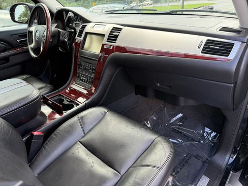 Used 2011 Cadillac Escalade Premium RWD image 16