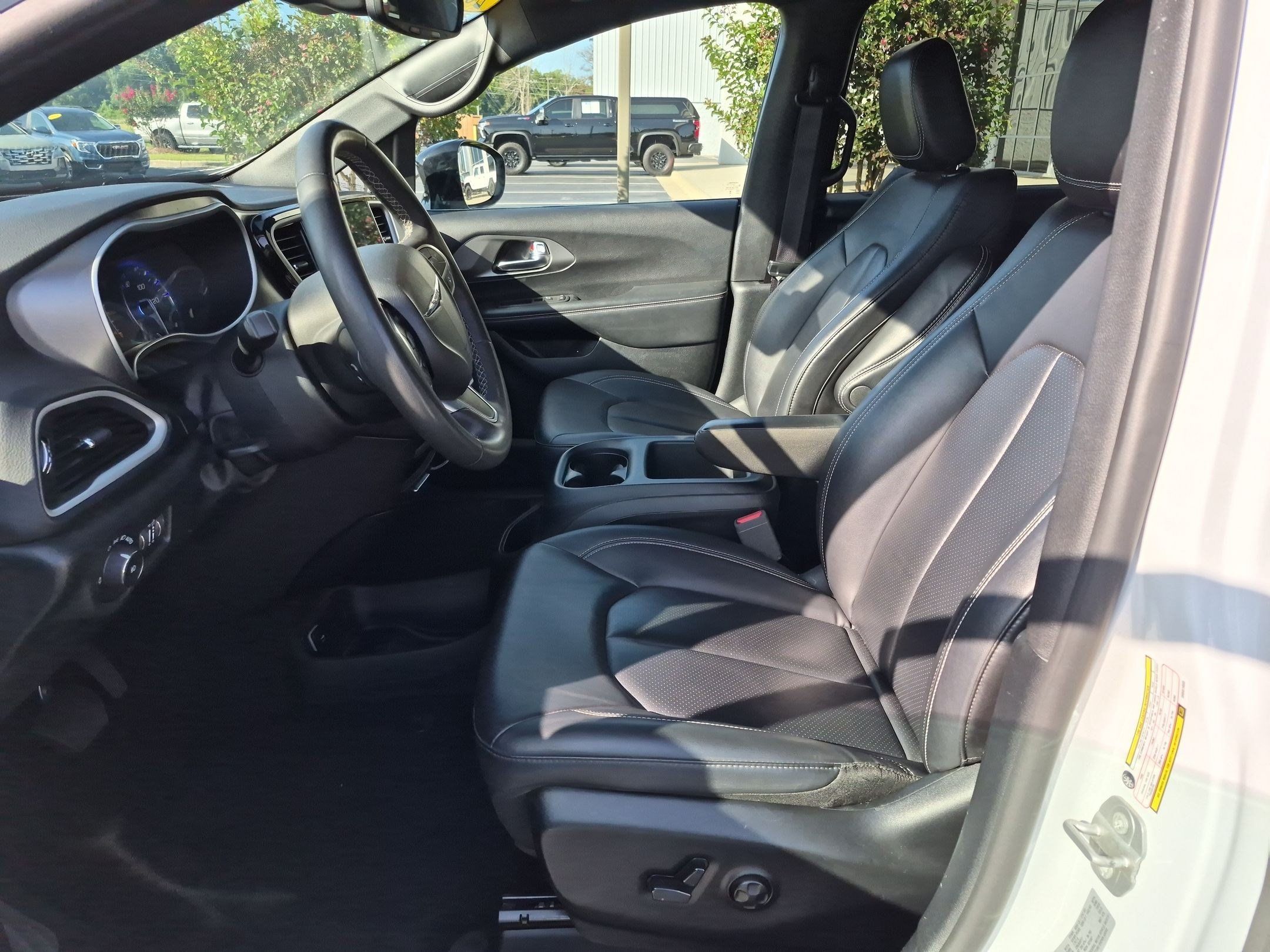 Used 2025 Chrysler Pacifica Select FWD image 12