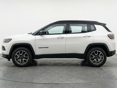 Used 2025 Jeep Compass Trailhawk image 5