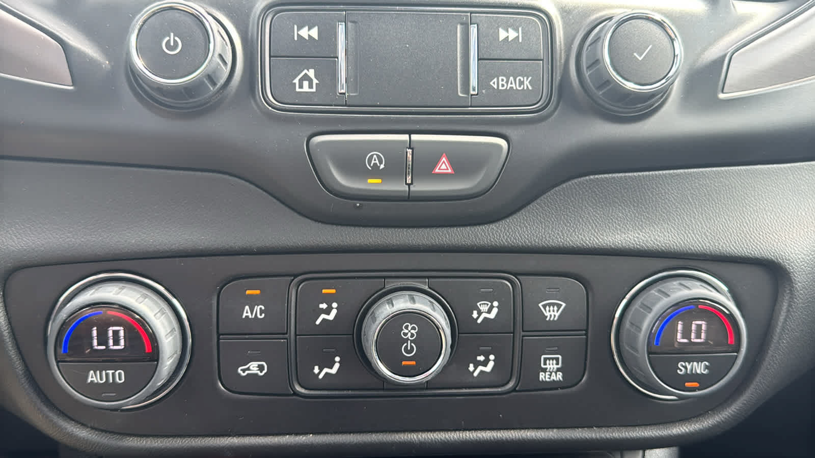 Used 2024 GMC Terrain AT4 w/ LPO, Floor Liner Package AWD/4WD image 18