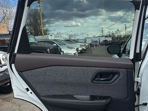 Used 2021 Nissan Rogue S AWD/4WD image 12