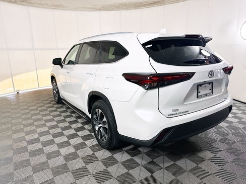 Used 2024 Toyota Highlander XLE FWD image 5