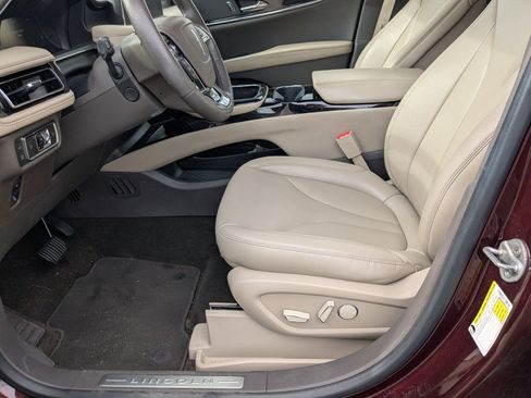 Used 2022 Lincoln Nautilus FWD w/ Premium Package image 9