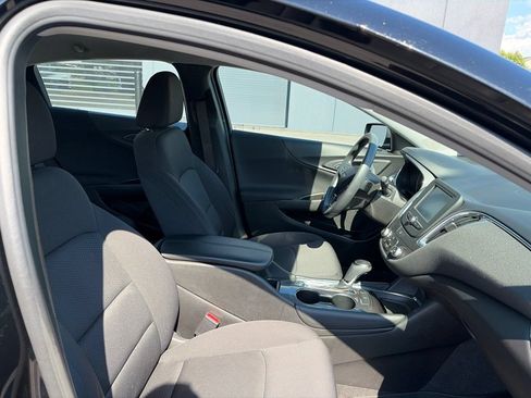 Used 2017 Chevrolet Malibu LT FWD image 9