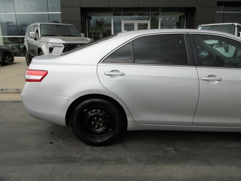 Used 2010 Toyota Camry LE FWD image 11