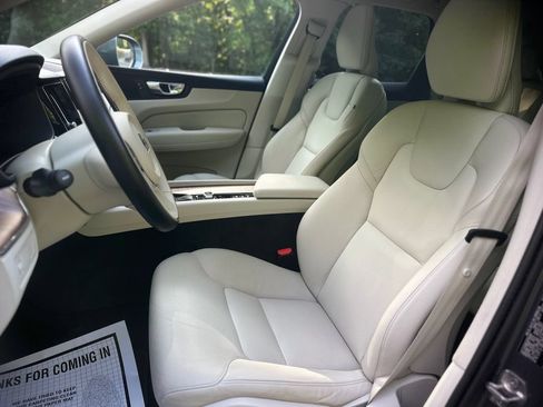 Used 2021 Volvo XC60 T5 Momentum w/ Premium Package AWD/4WD image 15