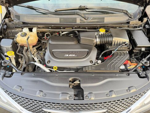 Used 2018 Chrysler Pacifica Touring-L image 69