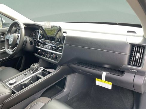 New 2025 Nissan Pathfinder SL image 18