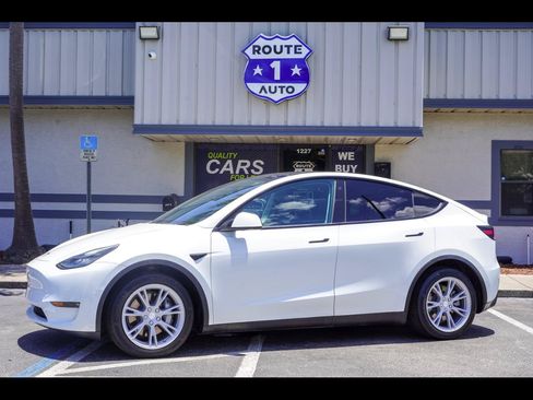 Used 2021 Tesla Model Y Long Range AWD/4WD image 1