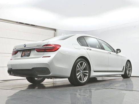 Used 2019 BMW 750i xDrive w/ M Sport Package AWD/4WD image 32