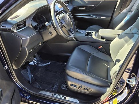 Used 2024 Toyota Venza XLE image 11