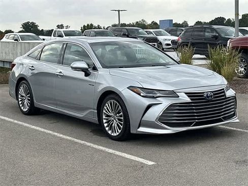Used 2021 Toyota Avalon Limited image 32