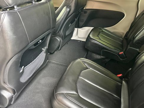 Used 2023 Chrysler Pacifica Touring-L FWD image 16