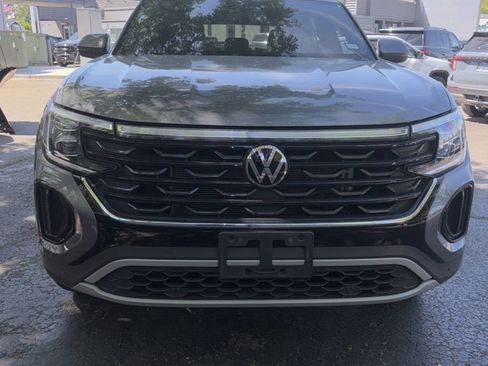 Used 2024 Volkswagen Atlas Cross Sport SE w/ Panoramic Sunroof Package FWD image 9