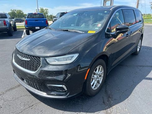 Used 2025 Chrysler Pacifica Select FWD image 9