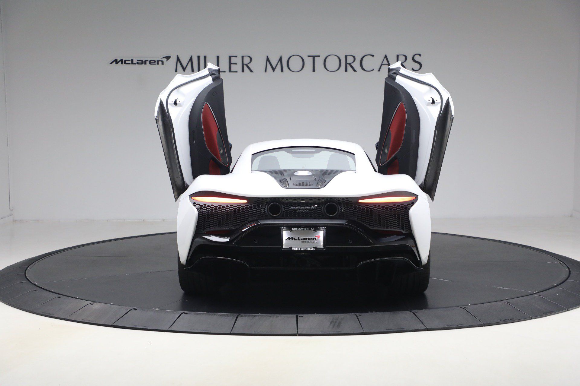 Used 2023 McLaren Artura RWD image 17