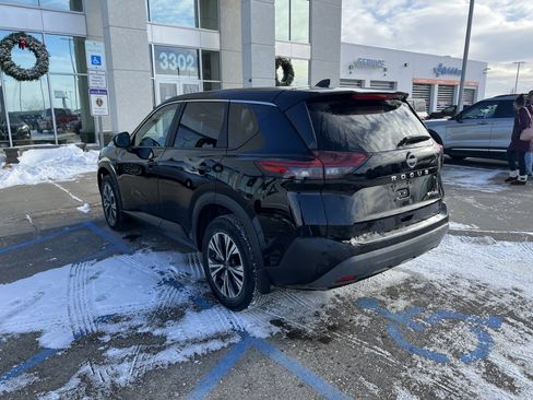 Used 2023 Nissan Rogue SV image 3