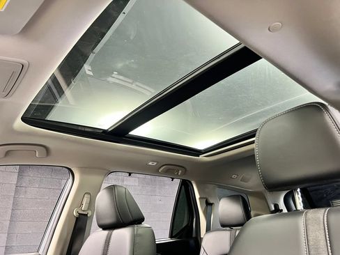 Used 2025 Honda Pilot Touring image 4