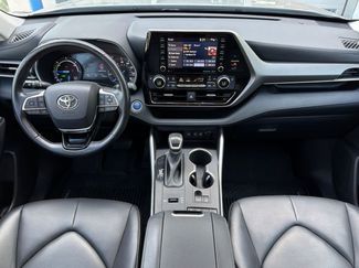 Used 2020 Toyota Highlander XLE AWD/4WD video 3