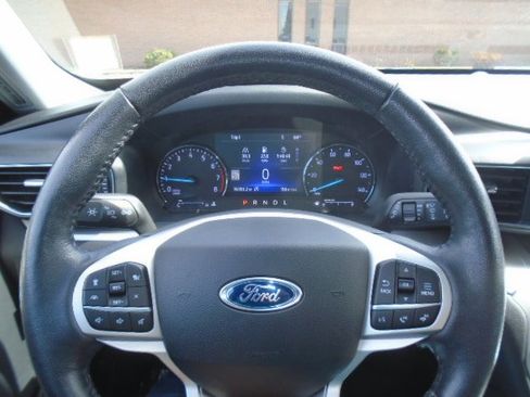 Used 2021 Ford Explorer XLT w/ Equipment Group 202A AWD/4WD image 18