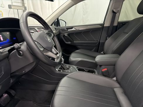 Used 2024 Volkswagen Tiguan SE w/ Panoramic Sunroof Package image 15