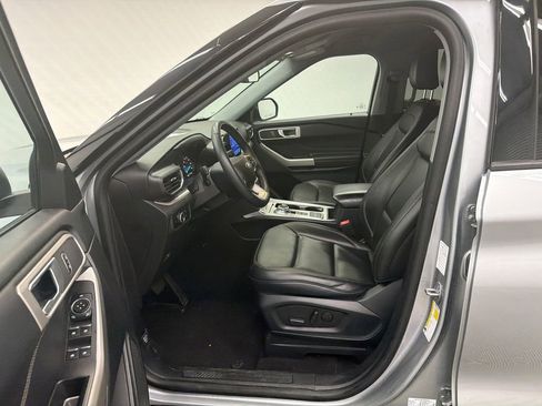 Used 2024 Ford Explorer XLT w/ Equipment Group 202A RWD image 9