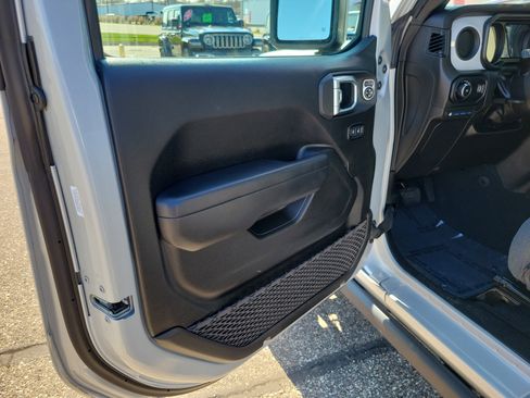 Used 2024 Jeep Wrangler Unlimited image 6