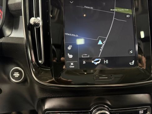 Used 2020 Volvo XC40 T5 Momentum w/ Premium Package image 16