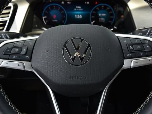 Used 2025 Volkswagen Atlas Cross Sport SE w/ Panoramic Sunroof Package FWD image 18