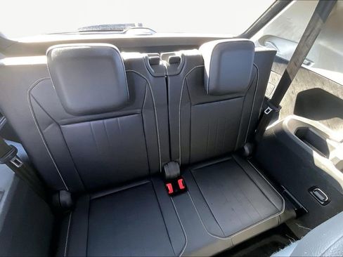 Used 2022 Volkswagen Tiguan SE w/ Panoramic Sunroof Package image 29