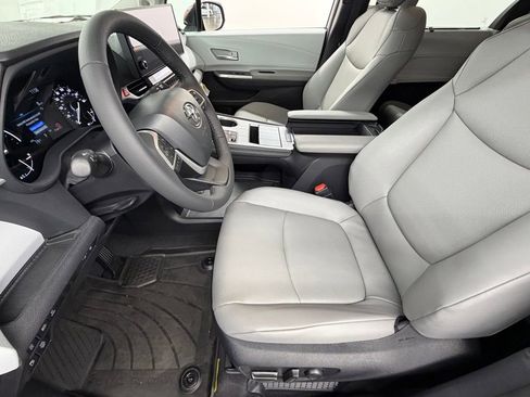 New 2026 Toyota Sienna XLE FWD image 18